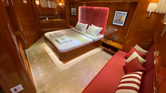 Elegante Gästekabine mit Doppelbett und Sitzbereich auf der Yacht Gül Maria